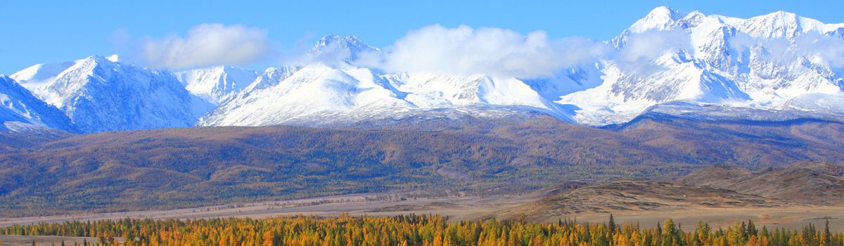 Schneebedeckter Gipfel im Altai